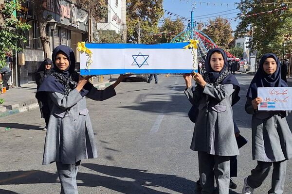 خروش هزاران دانش آموز ورامینی در ۱۳ آبان