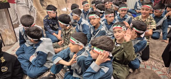 یادواره شهدای مدافع حرم در دبستان شاهد آقامصطفی خمینی کاشمر