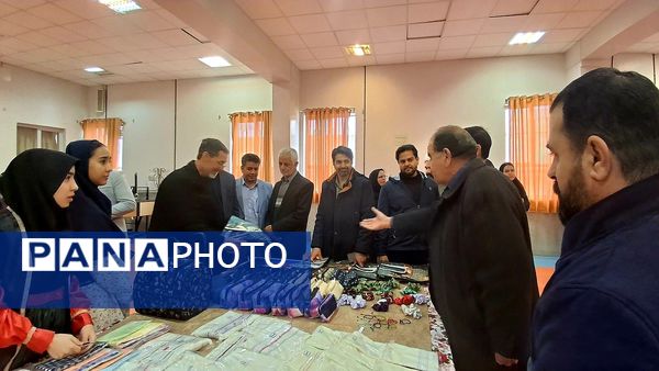 بازدید مسئولان و دانش‌آموزان از نمایشگاه دستاوردهای هنرستان بنت‌الهدی صدر