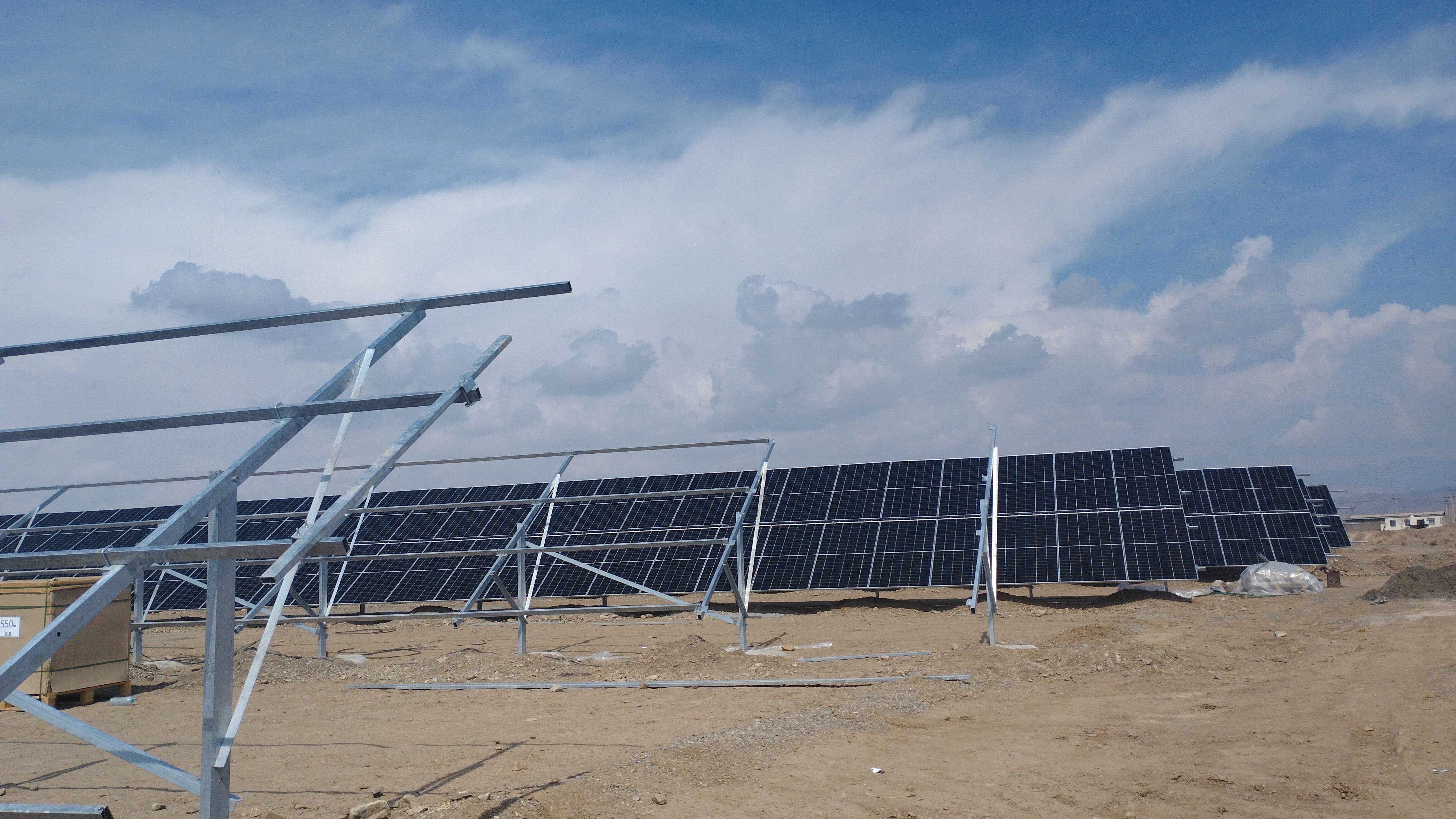 بازدید مسئولین کمیته امداد امام خمینی ره از نیروگاه خورشیدی خلیل آباد