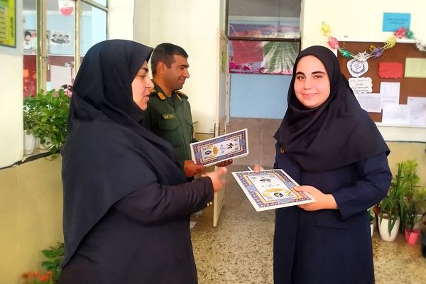 تجلیل از دانش‌آموزان برتر علمی، قرآنی و سرود دبیرستان فرهیختگان شهرستان باشت