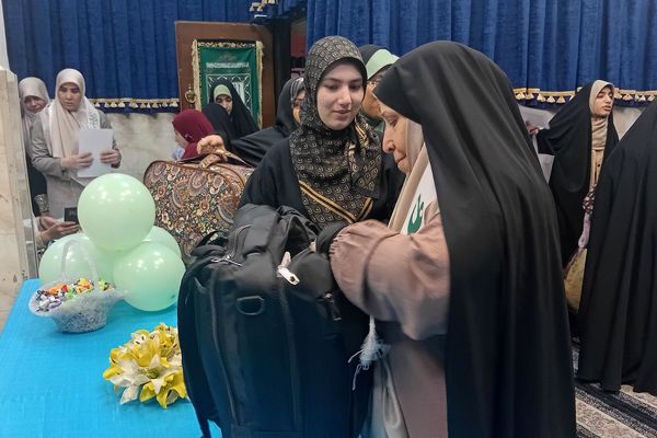 ورود دانش‌ آموزان دختر ناحیه دو شهرری به مراسم معنوی اعتکاف 