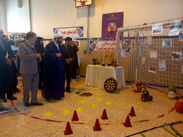افتتاح نمایشگاه آثار هنری دانش‌آموزان دبیرستان‌های تیتکانلو و مایوان