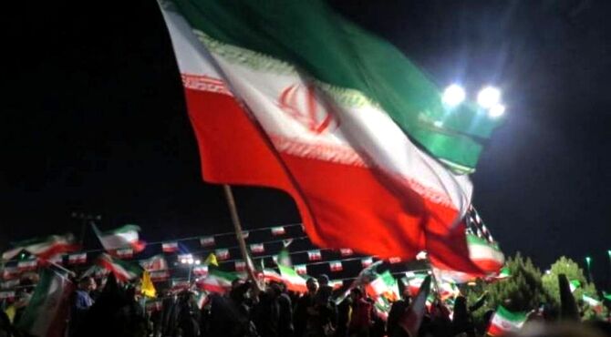 چراغ میدان همچنان روشن است