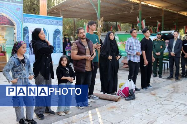  حال و هوای خاص گلباران مزار شهدا در گلزار شهدای شهرستان محلات