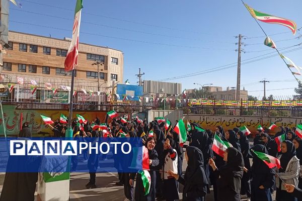 نمایشگاه بسته «ایرانمون» در دبیرستان نرجس یک