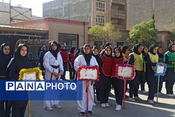 برگزاری برنامه های شاد و متنوع به مناسبت هفته تربیت بدنی در دبیرستان فضیلت شاهد