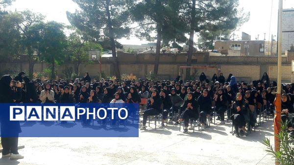 هفته پدافند غیر عامل در دبیرستان دخترانه حضرت زینب (س)کاشمر