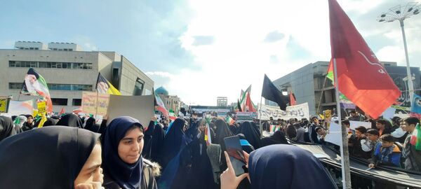 حضور دانش آموزان دبیرستان مهشید مصلی نژاد در راهپیمایی روز دانش آموز 
