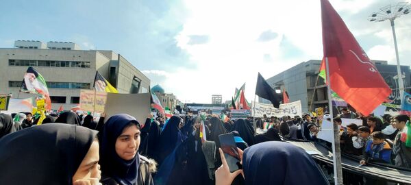 حضور دانش آموزان دبیرستان مهشید مصلی نژاد در راهپیمایی روز دانش آموز 