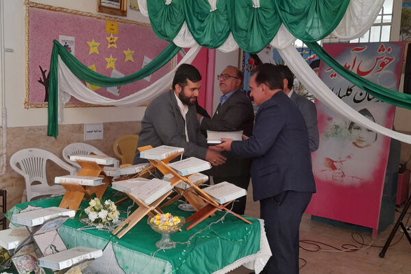 برگزاری محفل انس با قرآن در دبستان دخترانه شاهد صمیمی شهرستان آباده
