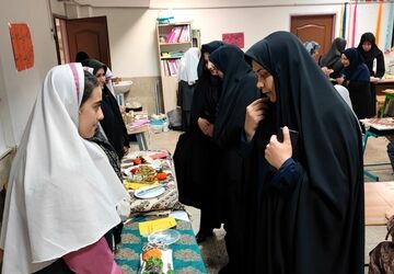مسابقات مادر دختری به مناسبت دهه فجر در دبستان طواف و معماریان ناحیه دو شهرری 