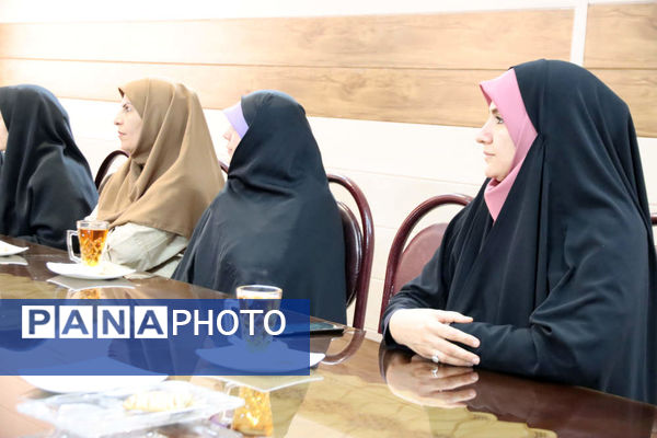 بازدید مدیر آموزش و پرورش اسلامشهر از بازارچه خیریه دبستان شاهد فاطمه زهرا(س)