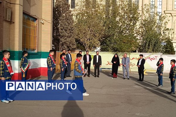 دانش‌آموزان دبستان معمارزاده در سیزده آبان