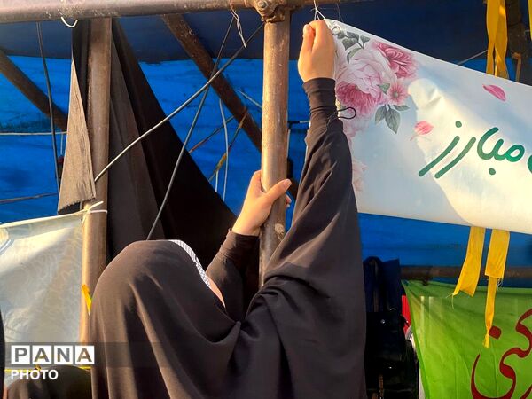 دخترانِ انقلابی پای پرچم ایستاده‌اند