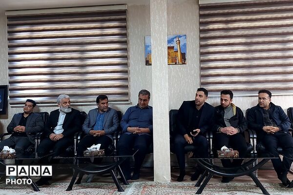 دیدار نوروزی رئیس و کارکنان اداره آموزش و پرورش کهریزک با امام جمعه منطقه 