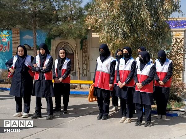 برگزاری بیست و هفتمین مانور سراسری زلزله و ایمنی در مدرسه فاطمه زهرا (س) دستگرد برخوار 