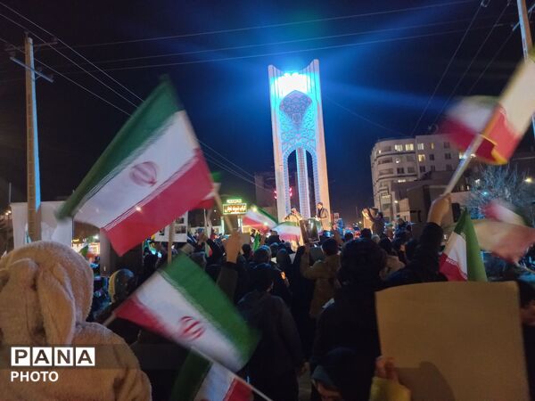 اجتماع عظیم دانش آموزان و مردم در شانزدهمین شب شهادت رهبر معظم انقلاب اسلامی 