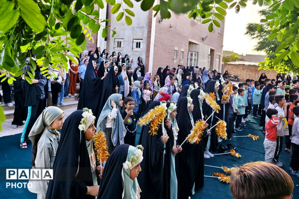 تریلی سیار کانون پرورش فکری کودکان و نوجوانان در شهرستان بام و صفی آباد 