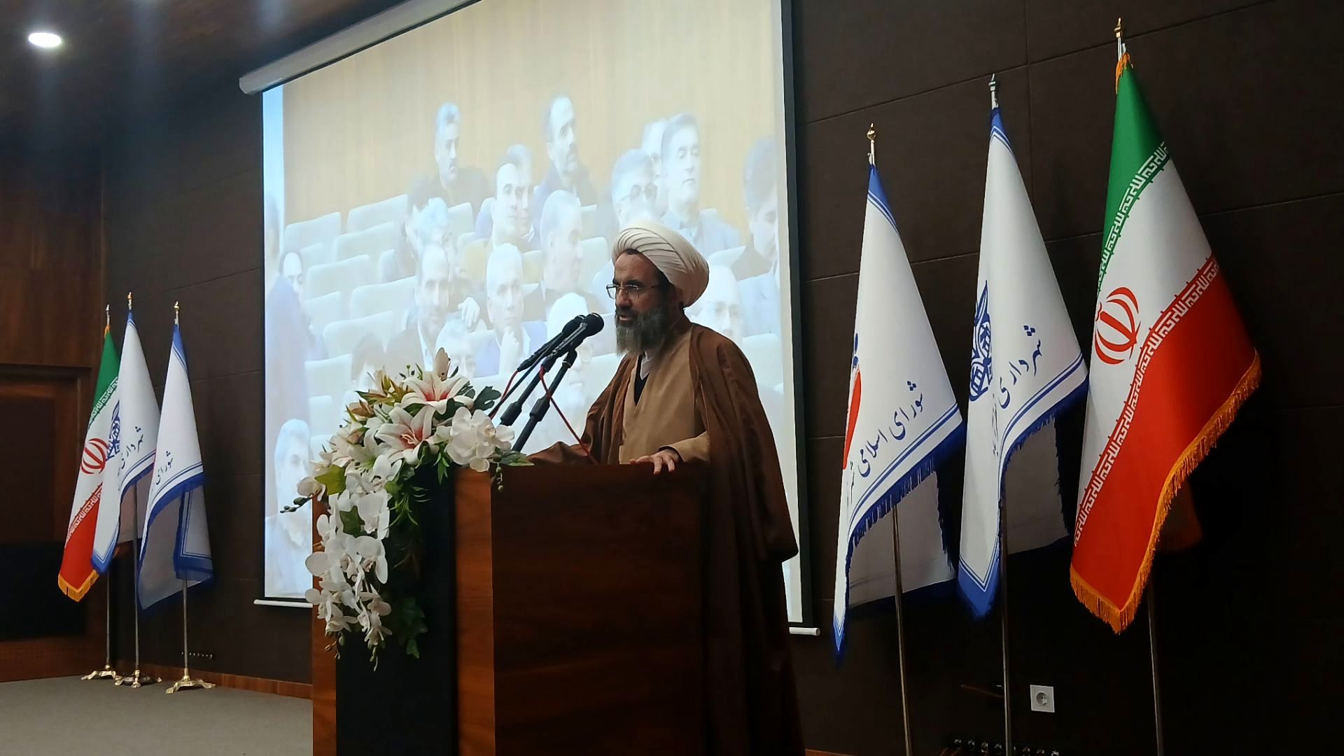 خدمت به مردم موجب رضایت خدا متعال می‌شود