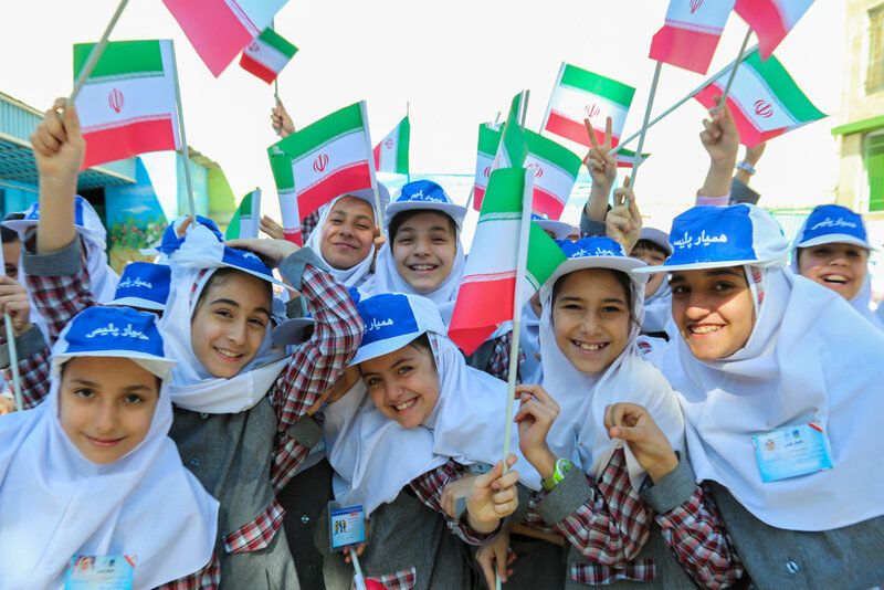 دانش‌آموزان همیار پلیس تذکرهای لازم را به والدین خود در هنگام رانندگی بدهند