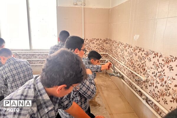  نماز جماعت دانش‌آموزان و معلمان در دبیرستان شهید مصطفی خمینی