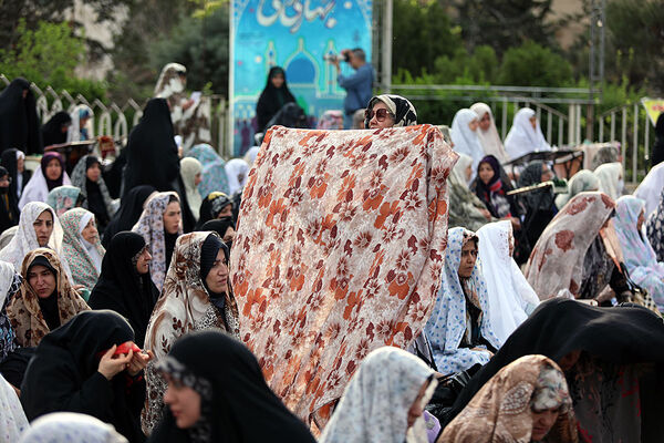 اقامه نماز عید سعید فطر- امامزاده پنج تن(ع) لویزان
