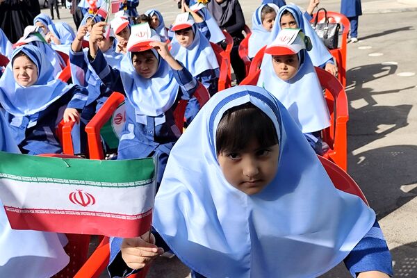 جشن شکوفه‌ها در مدرسه آیین روشن شهریار با حضور مدیریت آموزش و پرورش شهریار