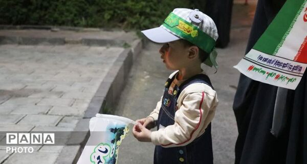 الله اکبر و پرچم ایران؛ نماد مقاومت نوجوانان همدانی در تجمعات شبانه