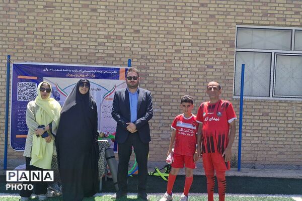  پیوندِ نسل‌ها در زمین فوتبال مدرسه باقرالعلوم فیروزکوه