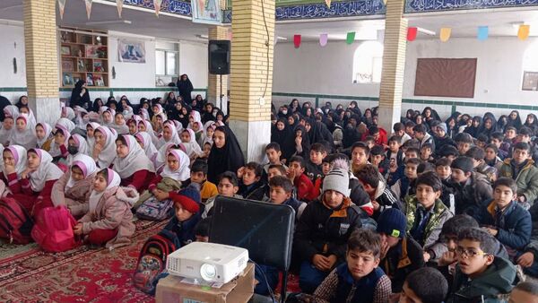 حضور پرشور دانش آموزان و اقشار مردم در جشن 22بهمن روستای سرتشنیز 