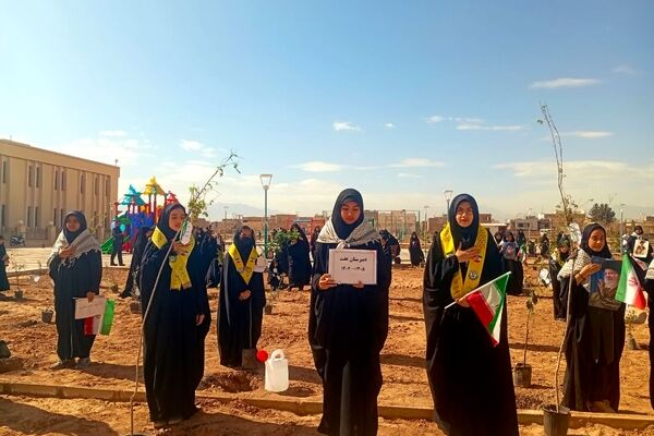 دانش‌آموزان دبیرستان عفت در کاشت ۱۰۰۰ درخت شریک شدند
