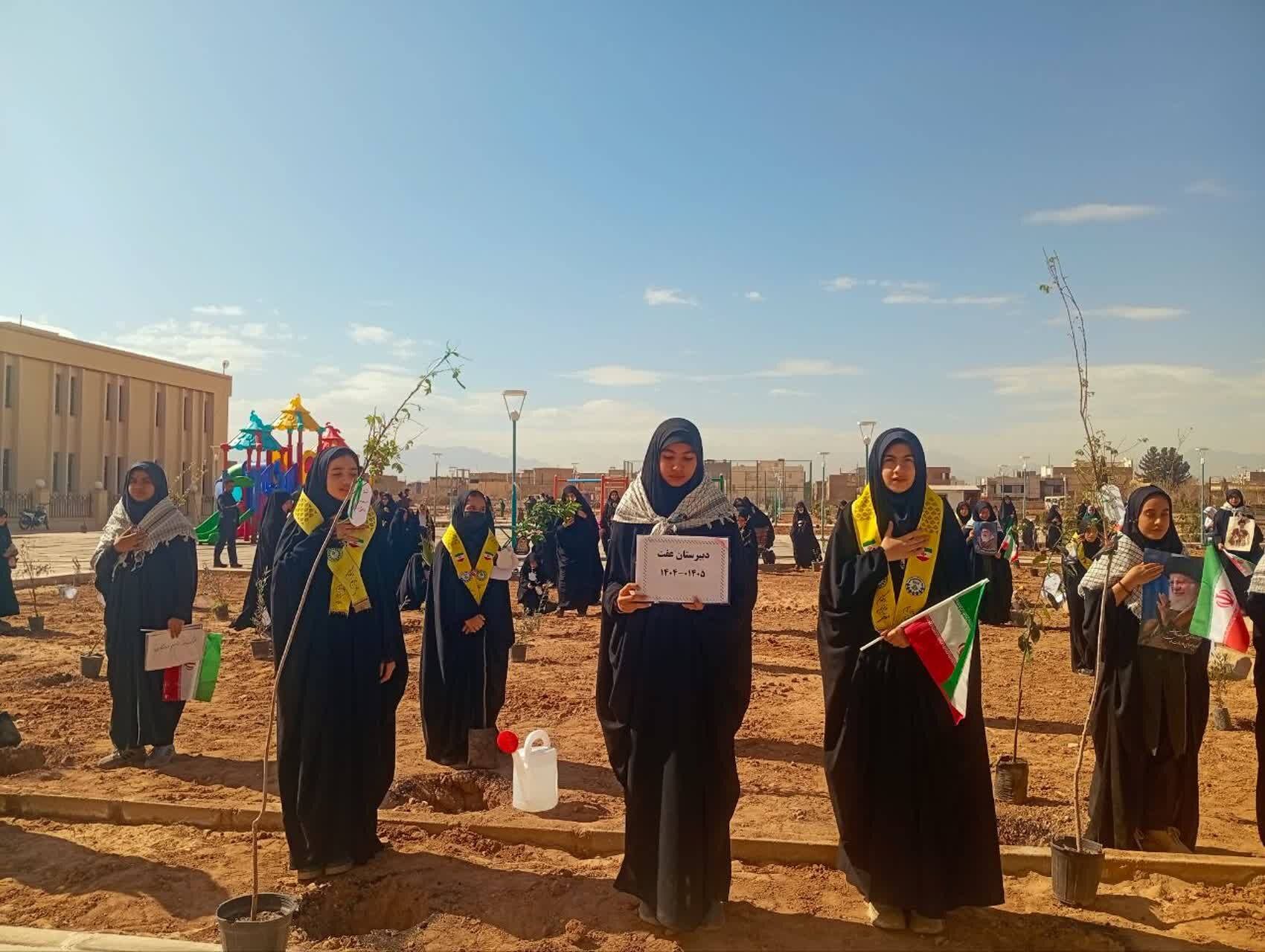 دانش‌آموزان دبیرستان عفت در کاشت ۱۰۰۰ درخت شریک شدند