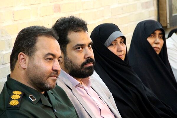 اهدا لوازم تحریر به دانش‌آموزان کم برخوردار در دبستان شهید خبره فرشچی ناحیه یک شهرری