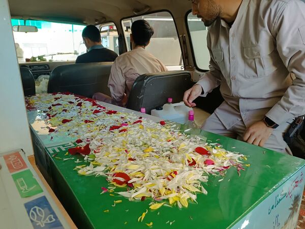 میزبانی دانش‌آموزان دختر شهرستان تفت از شهید گمنام