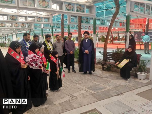 آیین گلباران مزار شهدا در سالروز تاسیس سازمان دانش‌آموزی