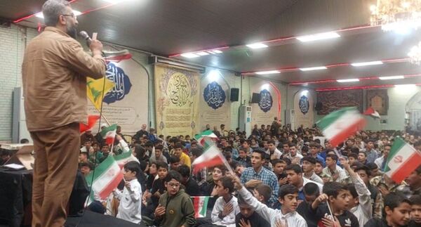 شادی دانش‌آموزان مشهدی در پی عملیات غیور مردان نیروهای سپاه وتجمع در مهدیه مشهد