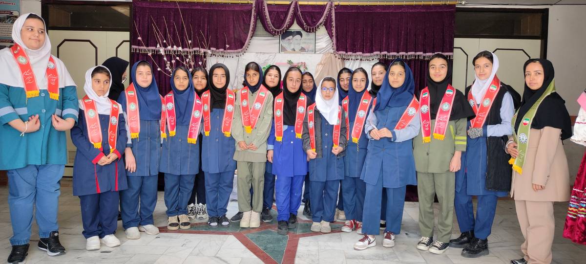 بازدید دانش‌آموزان پیشتاز‌ مدرسه شهید خاقانی از کلاس‌های رایانه کانون سمیه شیروان