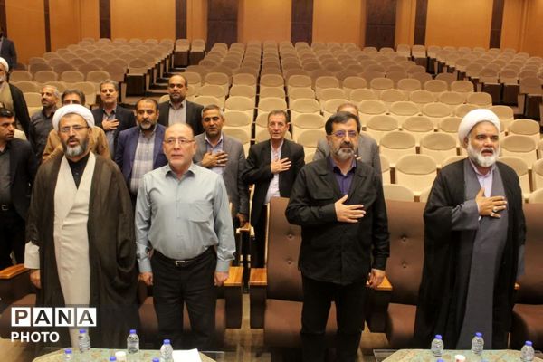 رونمایی از نخستین جلد دانشنامه دفاع مقدس استان قم