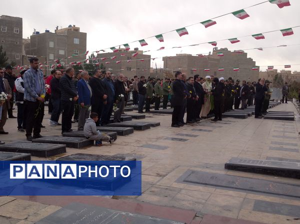 مراسم عطرافشانی مزار شهدا با حضور پرشکوه نوجوانان دهه نودی
