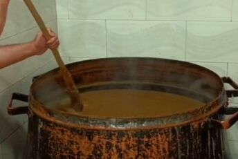آیینِ پخت بزباش؛ تجلیِ عشق در دیگ‌هایِ ارادت