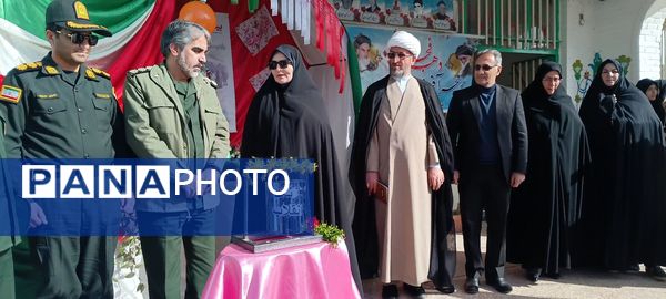 گرامیداشت سالگرد انقلاب با نواختن زنگ در دبیرستان دخترانه شاهد