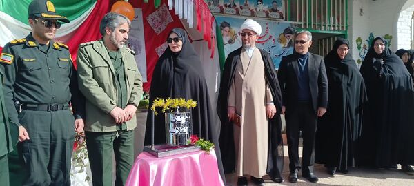گرامیداشت سالگرد انقلاب با نواختن زنگ در دبیرستان دخترانه شاهد