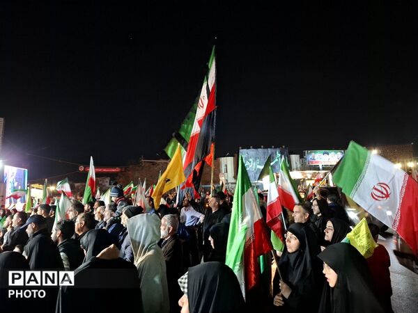مردم شریف مشهد با شعار " هوا فضای سپاه، بزن به کاخ سیاه"  تاریکی شب‌ را روشن کردند