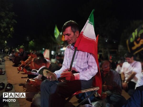 شبِ اشک و عرفان در حسینیه امام خمینی