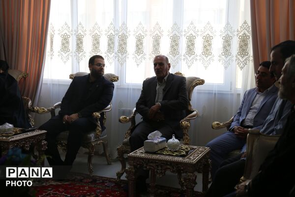 دیدار قائم مقام معاون وزیر در سازمان دانش‌آموزی با خانواده شهید اقتدار در تبریز
