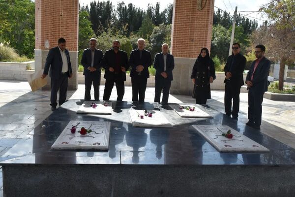 گلباران مزار مطهر شهدا به‌مناسبت هفته دفاع مقدس در بجنورد