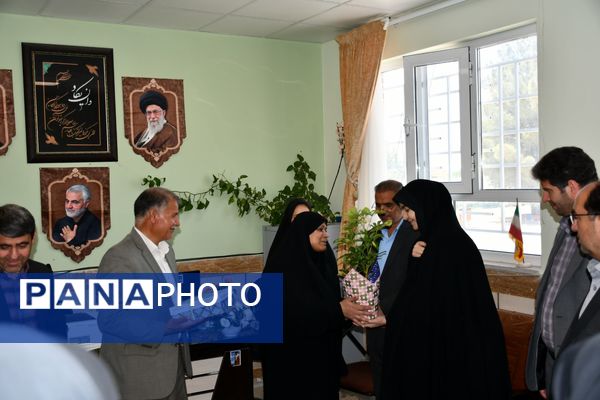 حضور امام جمعه، فرماندار و مدیر آموزش پرورش مه ولات در مدارس شهرستان