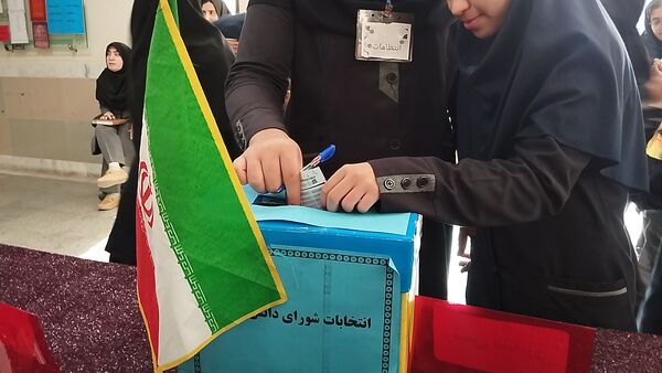  انتخابات شورای دانش آموزی در دبیرستان هوشیار
