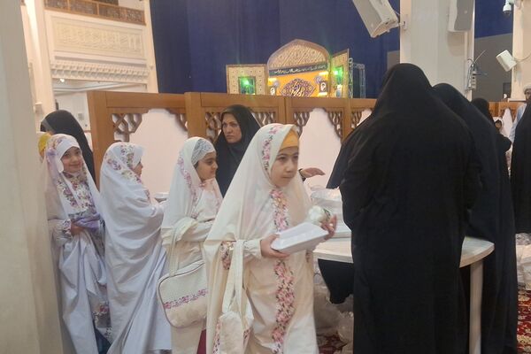 برگزاری جشن ۱۰۰۰ دانش‌آموز دختر روزه اولی در شیراز